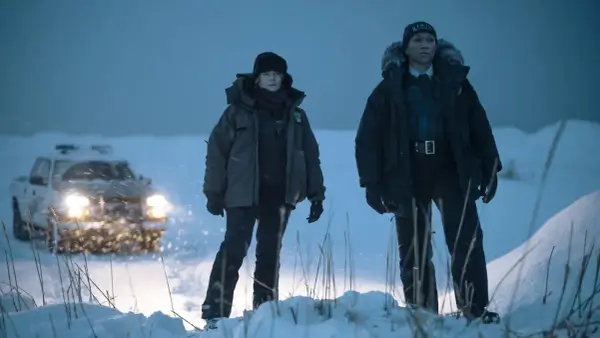 Zwei Polizistinnen im Schnee, ein Einsatz bei eisiger Kälte. Die Ermittlerinnen der true detective staffel 4 scheinen einer Spur im tiefen Alaska zu folgen.