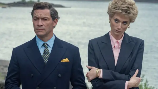 Dominic West und Elizabeth Debicki als Charles und Diana in "The Crown" Staffel 7. Ein Mann in dunklem Anzug, eine Frau im Blazer.