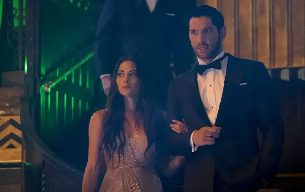 Lucifer und Chloe in schicken Outfits, ein Moment aus Lucifer Staffel 4.