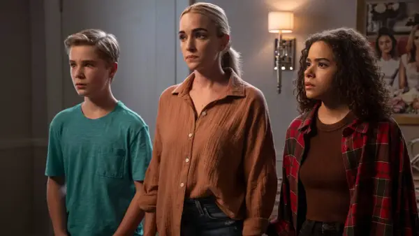 Ginny, Georgia und Austin blicken besorgt in die Ferne. Die Spannung steigt in Staffel 4 von Ginny & Georgia.