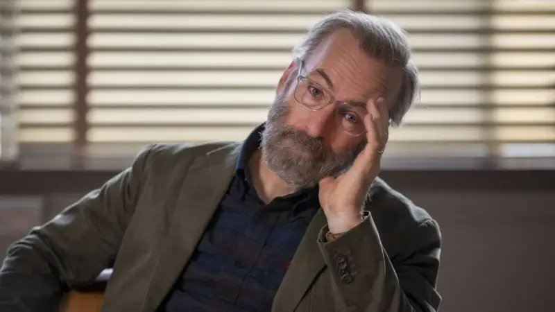 Bob Odenkirk mit Brille und Bart, nachdenklich, wie in vielen seiner Filme und Serien.