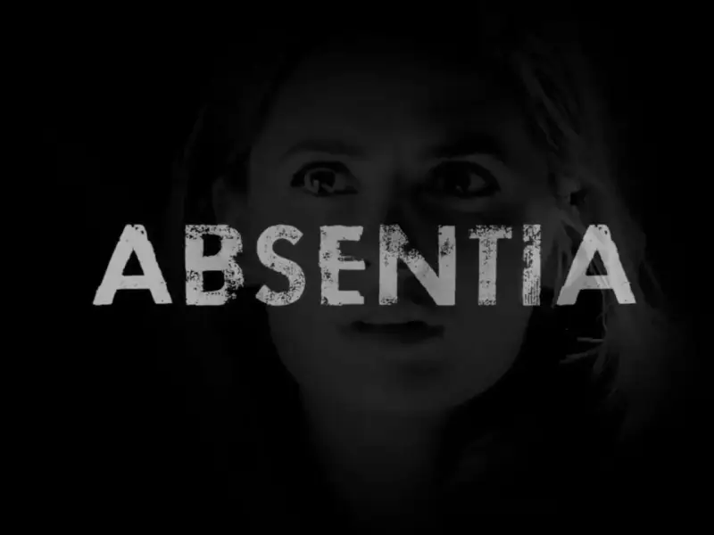 Dunkles Bild mit dem Titel "ABSENTIA" und dem Gesicht einer Frau im Hintergrund. Die Spannung steigt in absentia staffel 3.
