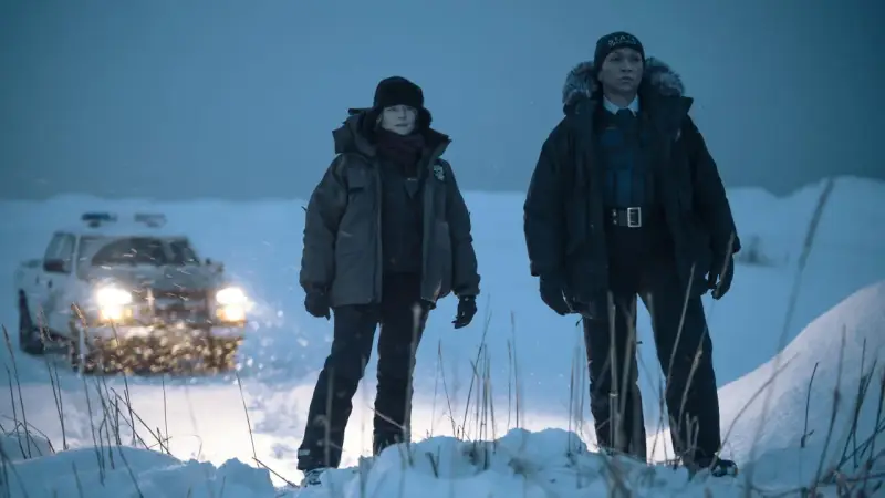 Zwei Polizistinnen im Schnee, ein Einsatz bei eisiger Kälte. Die Ermittlerinnen der true detective staffel 4 scheinen einer Spur im tiefen Alaska zu folgen.