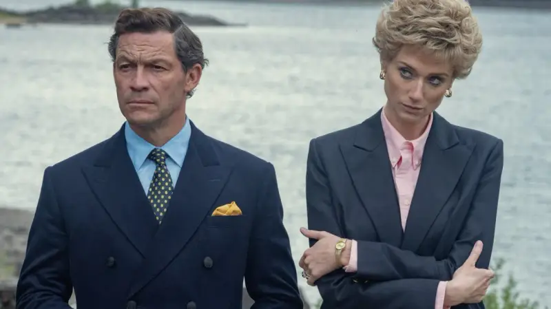 Dominic West und Elizabeth Debicki als Charles und Diana in "The Crown" Staffel 7. Ein Mann in dunklem Anzug, eine Frau im Blazer.
