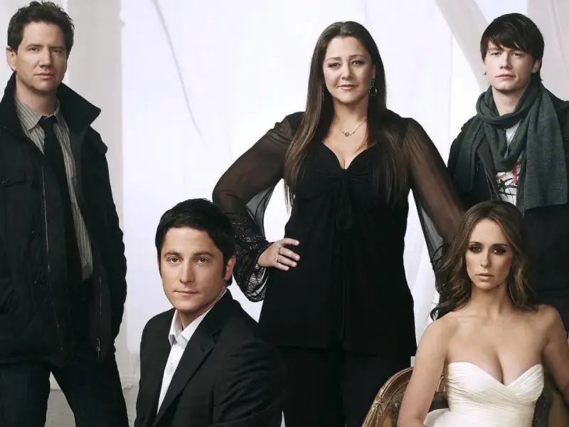 Die Hauptdarsteller der Serie "Ghost Whisperer" posieren für ein Gruppenfoto.