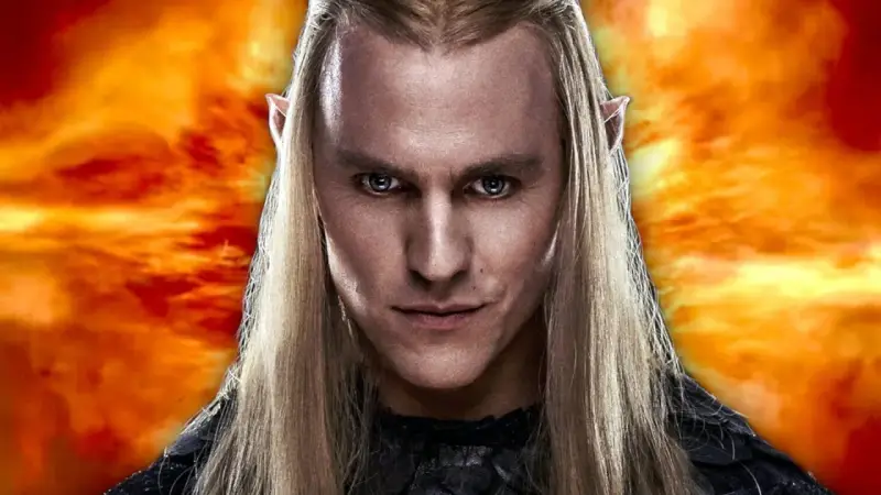 Ein Elf mit langen blonden Haaren und spitzen Ohren blickt intensiv in die Kamera. Hinter ihm lodert ein feuriger Himmel, der auf die Ereignisse in "Die Ringe der Macht Staffel 3" hindeutet.